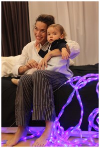 A actriz Estíbaliz Veiga cun dos bebés participantes