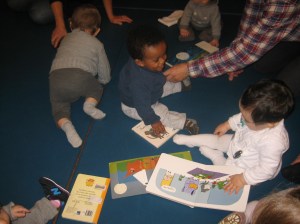 Os bebes gozando da lectura no Bbencontro na Biblioteca Infantil