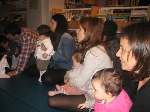 Os bebes gozando da lectura no Bbencontro na Biblioteca Infantil