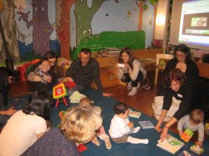 Os bebes gozando da lectura no Bbencontro na Biblioteca Infantil