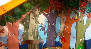 Árbores que rodean os Bebencontros da Biblioteca infantil e xuvenil