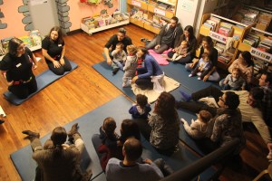 Plano xeral da sesión do Bebencontro na Biblioteca Infantil e Xuvenil