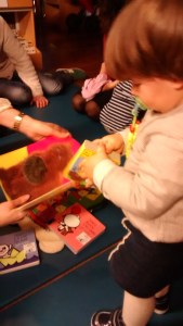 Nenos lendo contos no noso Bebencontro do 31 de xaneiro