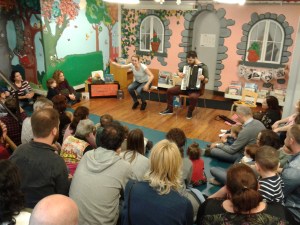 Actuación de Migallas Teatro na biblioteca Infantil