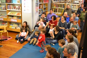 Familias asistentes á Festa final dos Bebencontros da Biblioteca Infantil
