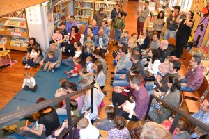 Familias asistentes á Festa final dos Bebencontros da Biblioteca Infantil
