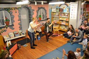 Actuación de Migallas Teatro na biblioteca Infantil