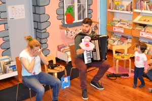 Actuación de Migallas Teatro na biblioteca Infantil