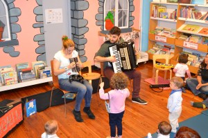 Actuación de Migallas Teatro na biblioteca Infantil