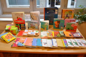 Materiais preparados para o préstamo da Bebeteca