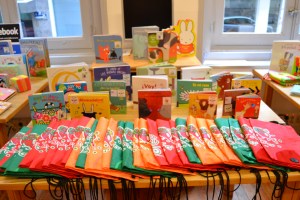 Materiais preparados para o préstamo da Bebeteca