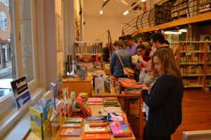 Familias escollendo os fondos para levar en préstamo